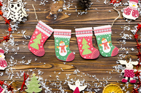 纸花环圣诞老人袜子圣诞节装饰在木桌上