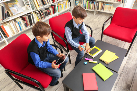 在学校图书馆学习的孩子图片