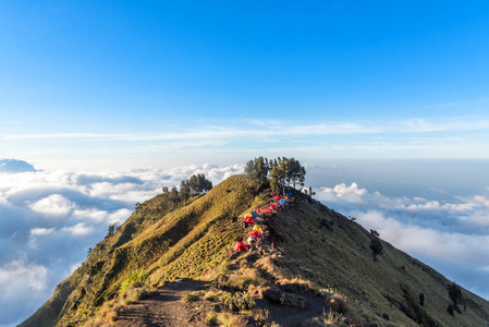 日落时, 林加尼山上火山口边缘的露营地点。榜单龙目岛, 印度尼西亚