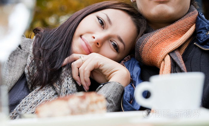 女性靠在男性肩膀上