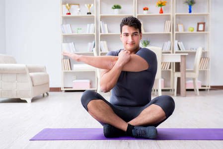 年轻男子在家中体育与健康的生活方式 con 行使照片