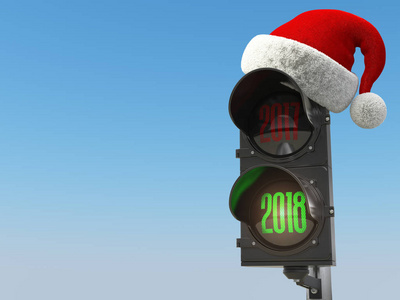 2018新年快乐。绿色的交通灯上的圣诞老人帽子