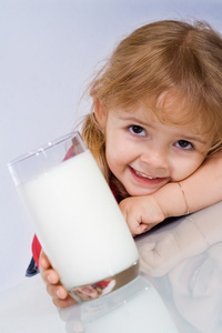 带着一杯牛奶的快乐小女孩