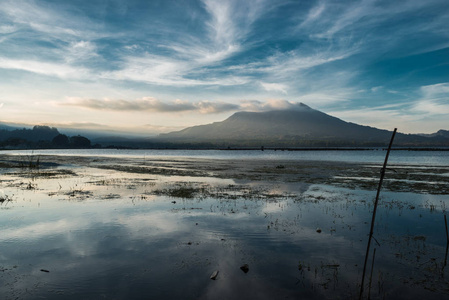 附近地区巴厘岛金塔马尼巴图尔巴图尔湖看日落