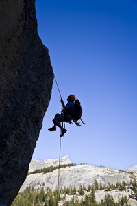 攀岩者从悬崖上悬空。