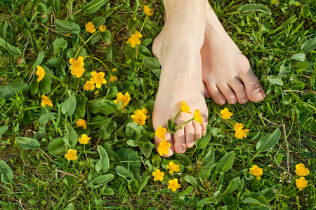 女人在春天的草木中歇脚