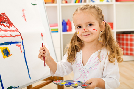 艺术家的房子快乐的小艺术家女孩画房子照片