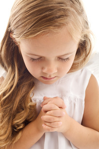 小女孩祈祷图片