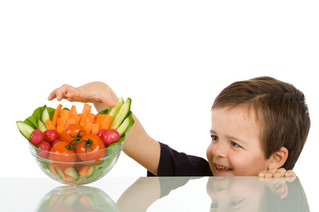 快乐的男孩偷蔬菜