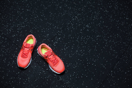顶视图的生动的粉红色运动鞋，鞋体育赛事，慢跑，例程，锻炼，长跑在黑暗的模糊背景，副本空间