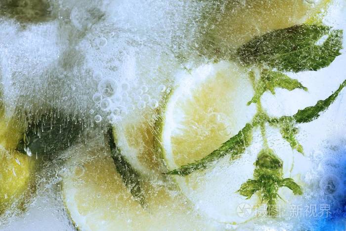 酸橙和柠檬冻在一块冰块里