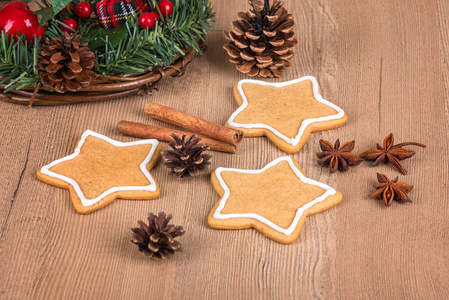 圣诞饼干与装饰静物装饰圣诞饼干在一个木质的背景