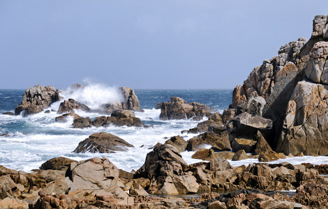 波浪和岩石