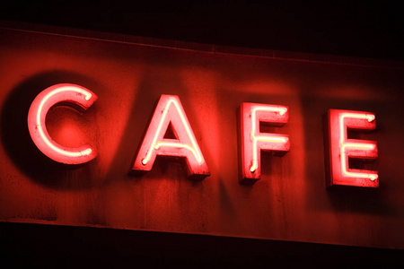 黑色背景咖啡馆红色霓虹灯标志图片