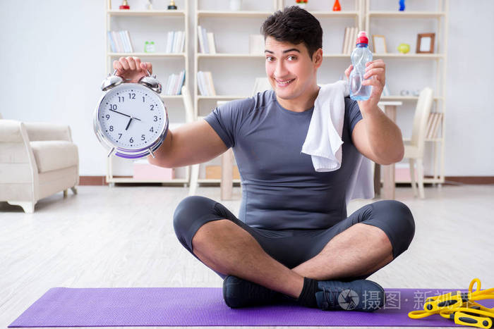 年轻男子在家中体育与健康的生活方式con行使