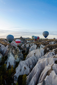 热气球在土耳其上空飞过山谷图片