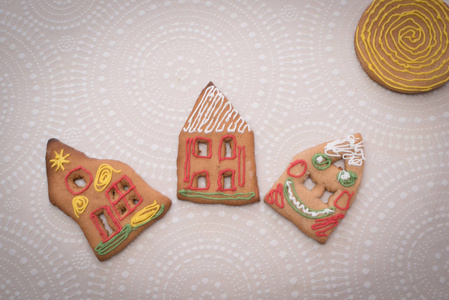 圣诞姜饼与形状的桌子上的房子