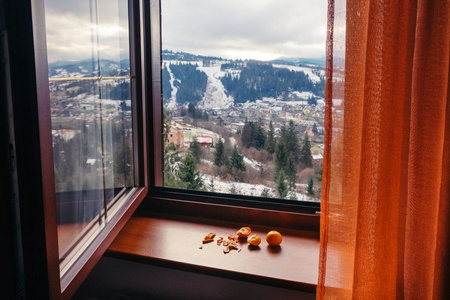 开窗远眺雪 slavske 村照片