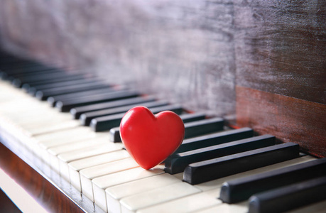 红色的心，对钢琴键，特写