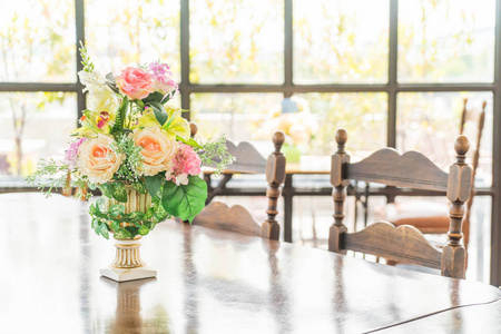 花束在花瓶装饰在桌