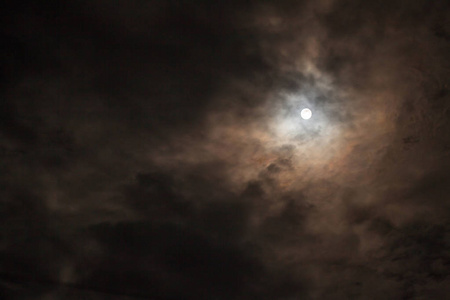 天空在夜间与云. 户外和自然背景