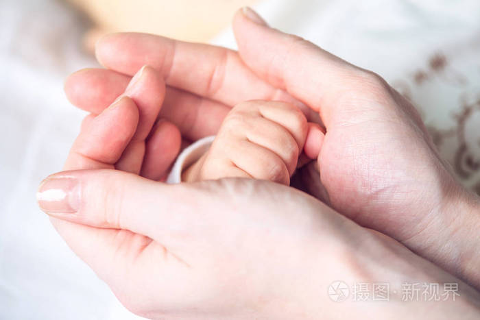 母亲牵着婴儿的手母性的移情信任关怀和柔情的概念