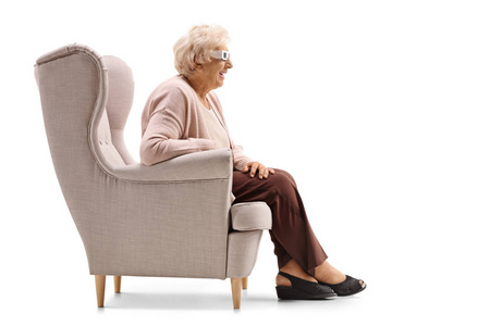 女士与一副3d 眼镜坐在扶手椅