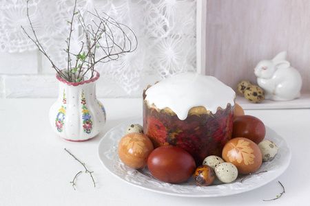 复活节的生活与复活节蛋糕 kulich 和彩绘鸡蛋在一个轻背景