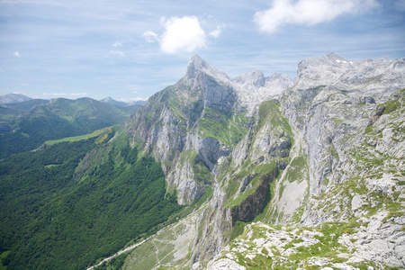 坎塔布里亚的最高峰