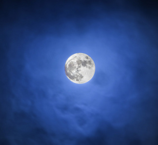 深蓝色夜空中的月亮