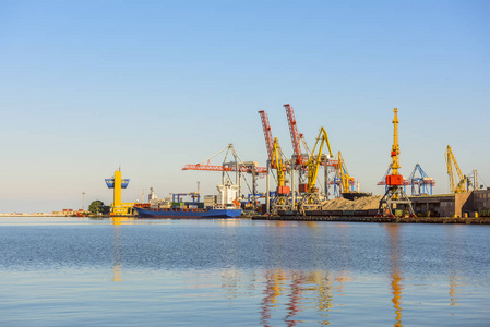 货物港口和起重机的看法, 一艘船在码头的集装箱。晴朗的日子, 平静的海水。敖德萨.乌克兰。黑海