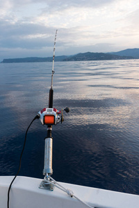 backgroun 上有海上钓竿的电动捕鱼卷筒