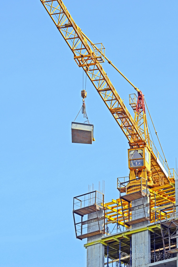 建筑工地上的起重机