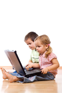 孩子们用笔记本电脑