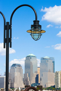 灯柱与摩天大楼在蓝色多云的天空背景, 纽约, 美国