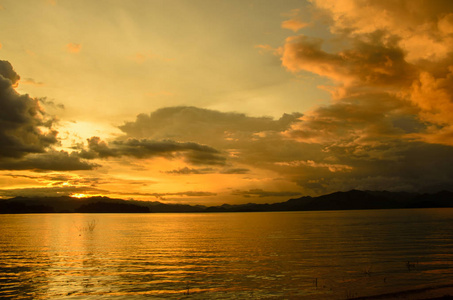 在湖中泰国的抽象日落