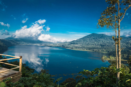 湖的美丽景色。湖和山查看从山，不厌湖，巴厘岛