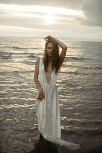 在海中的白色连衣裙的女孩