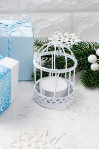 白色背景的圣诞冷杉树枝和礼品盒