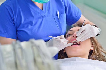 人, 医学, 口腔和保健概念快乐女牙医检查患者的女孩牙齿
