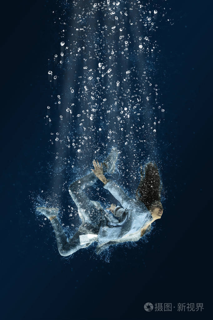 女人被水淹没了.可怕的梦