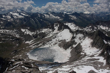 Eissee 从 Zillerplattenspitze 3148m。湖位于国家 Hohe 牛头人。暑假的开始