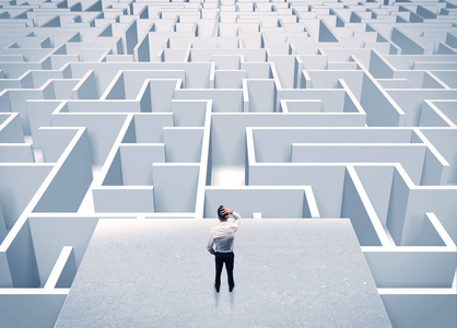 盯着无限迷宫的商人照片