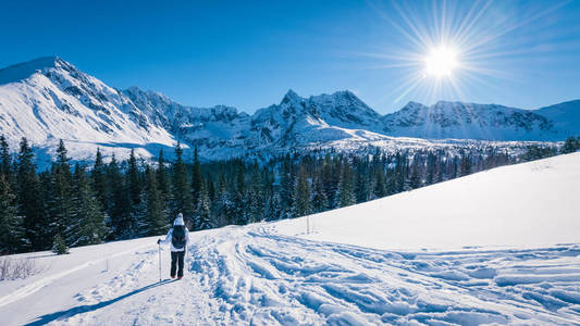 游客前往 Hala Gasienicowa, Tatra mountans, 波兰