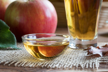 苹果醋在玻璃碗里，用苹果在酒泉