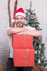圣诞老人微笑与箱子在圣诞节树