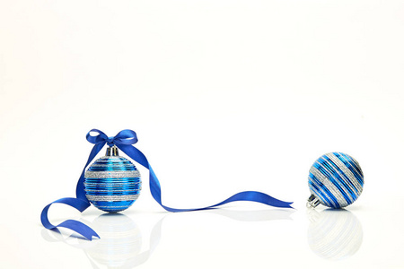 蓝色圣诞球用丝带弓孤立在白色的背景