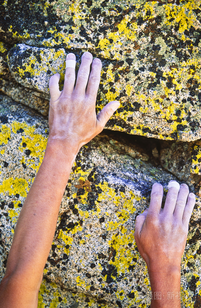 登山者伸手抓住