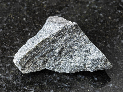 原始的 olivinite 石头在黑暗的背景