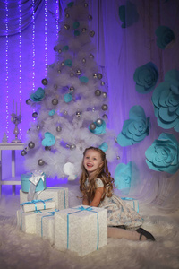 快乐的小微笑女孩与圣诞礼品盒